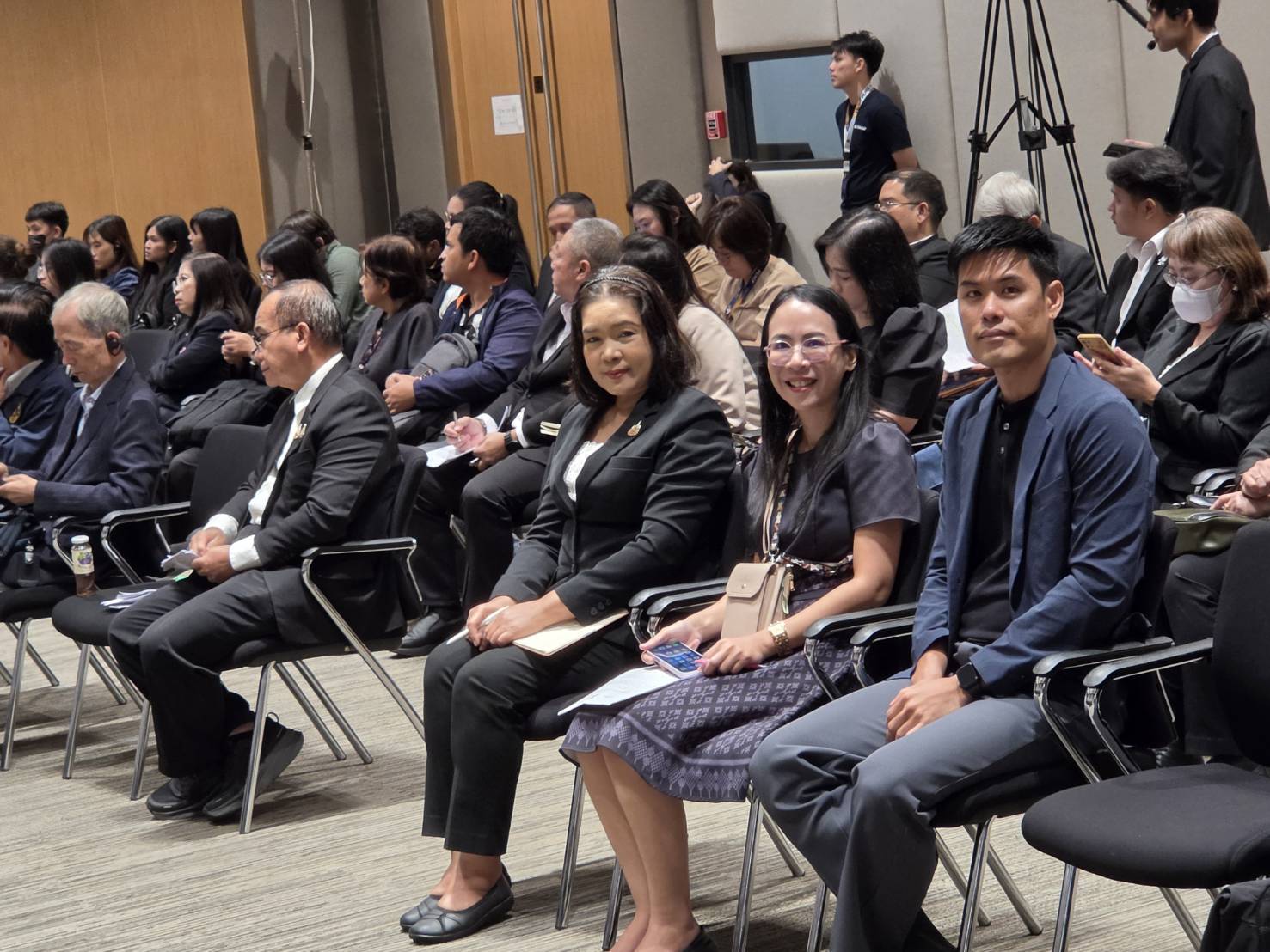 title - ผู้ตรวจราชการกรม ส.ป.ก. ร่วมการประชุมโต๊ะกลมเชิงนโยบาย 